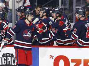 Le centre des Jets de Winnipeg Mark Scheifele (55 ans) célèbre son premier but en période contre l'Avalanche du Colorado au Canada Life Centre à Winnipeg le vendredi 8 avril 2022.