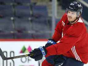 Le défenseur Dylan Samberg a suivi un tir lors de l'entraînement des Jets de Winnipeg à Winnipeg le mardi 11 janvier 2022.