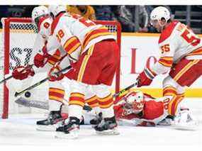 Le gardien des Flames Dan Vladar n'a pas été en mesure d'arrêter ce but en deuxième période lors de la défaite 3-2 en fusillade mardi soir contre les Predators de Nashville au Bridgestone Arena.