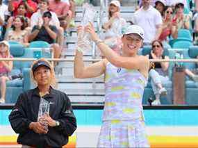 Iga Swiatek de Pologne célèbre avec le trophée Butch Buchholz après avoir battu Naomi Osaka du Japon lors de la finale du simple féminin au Hard Rock Stadium le 2 avril 2022 à Miami Gardens, en Floride.