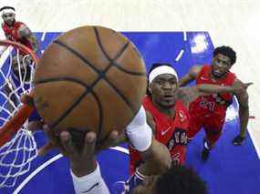 Precious Achiuwa des Raptors de Toronto bloque Matisse Thybulle des 76ers de Philadelphie au premier quart lors du cinquième match du premier tour de la Conférence Est au Wells Fargo Center le 25 avril 2022 à Philadelphie, en Pennsylvanie.