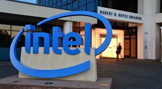Intel a maintenant suspendu toutes les opérations en Russie, pas seulement les livraisons de produits
