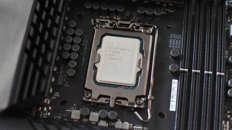 Intel minimise la flexion du processeur Alder Lake, "recommande fortement contre" les mods de socket

