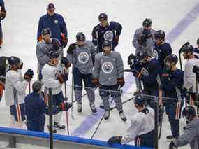 L'entraîneur-chef des Oilers d'Edmonton, Jay Woodcroft, s'entretient avec les joueurs lors de l'entraînement le 18 mars 2022 à Edmonton.