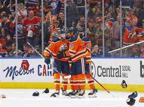 Les Oilers d'Edmonton célèbrent un but de l'attaquant Evander Kane (91) pour un tour du chapeau lors de la deuxième période contre l'Avalanche du Colorado à Rogers Place.