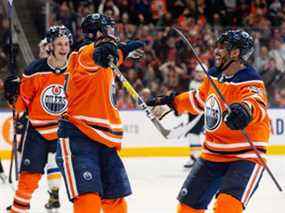 L'attaquant des Oilers d'Edmonton Connor McDavid (97) célèbre un but avec ses coéquipiers sur le gardien des Blues de St. Louis Jordan Binnington (50) à Rogers Place à Edmonton le vendredi 1er avril 2022.