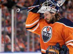 Le gardien de but des Oilers d'Edmonton Mike Smith (41 ans) affronte les Canucks de Vancouver au Rogers Place d'Edmonton le 13 octobre 2021.