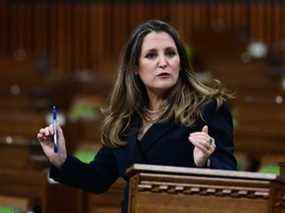 La ministre des Finances, Chrystia Freeland, répond aux questions des députés à la Chambre des communes à Ottawa.