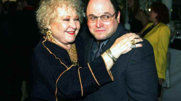 Jason Alexander rend hommage à sa défunte maman de la télévision, Estelle Harris: « Savourer son rire glorieux était un régal »