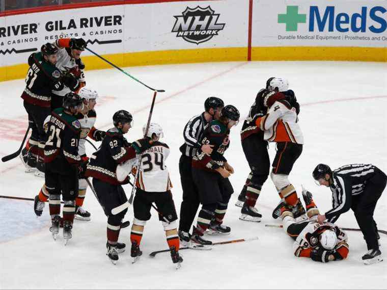 Jay Beagle des Coyotes frappe Troy Terry des Ducks lors d’un dépoussiérage sur glace