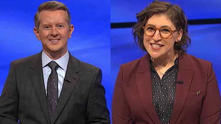  Jeopardy choisira-t-il Ken Jennings ou Mayim Bialik comme prochain hôte permanent?  Les fans ont une grande théorie pour chacun
