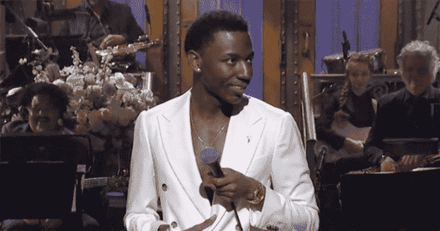 Jerrod Carmichael refuse d'en parler dans SNL Monologue
