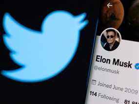 Le compte Twitter d'Elon Musk est visible sur un smartphone devant le logo Twitter sur cette illustration photo prise le 15 avril 2022. REUTERS/Dado Ruvic/Illustration