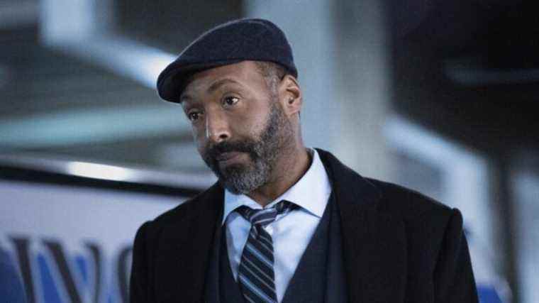 Jesse L. Martin réduit le flash après avoir décroché une autre émission de télévision (malheureusement, pas le renouveau de la loi et de l'ordre)
