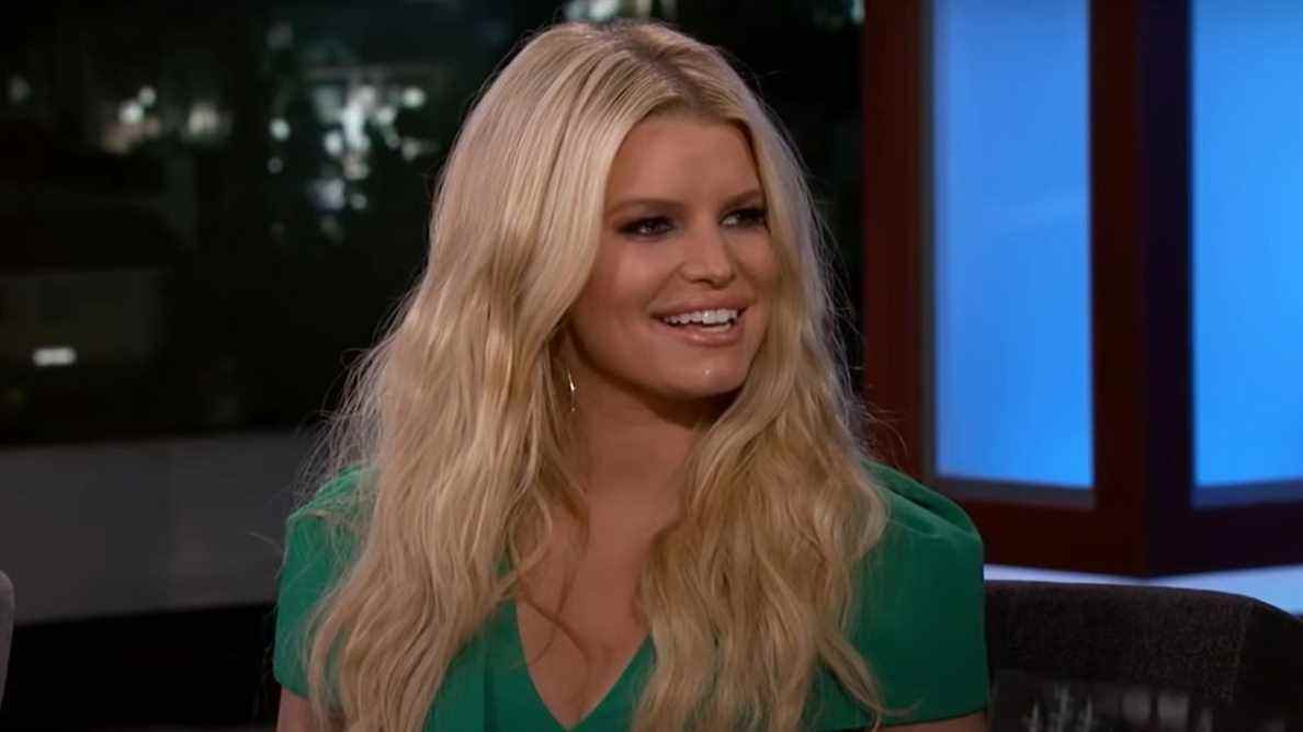 Jessica Simpson retourne dans un bikini après avoir perdu 100 livres et partage une photo de progression
