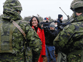 La ministre de la Défense Anita Anand lors d'une visite le 8 mars aux soldats canadiens servant en Lettonie.  Peu de temps après son retour, Anand a annoncé qu'elle présenterait 