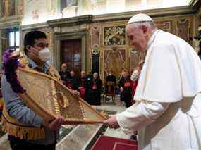 Le pape François tient une audience dans la salle Clémentine du Palais apostolique avec des délégations autochtones du Canada au Vatican, le 1er avril 2022.