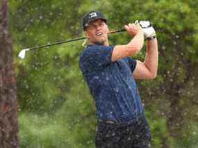 Le joueur de la NFL Tom Brady des Buccaneers de Tampa Bay joue un coup du sable au septième trou lors du match: Champions For Charity au Medalist Golf Club le 24 mai 2020 à Hobe Sound, en Floride.