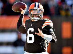 Baker Mayfield des Cleveland Browns lance une passe contre les Ravens de Baltimore au premier quart au FirstEnergy Stadium le 12 décembre 2021 à Cleveland, Ohio.