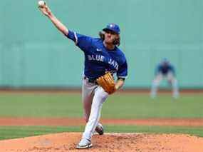 Le lanceur partant Kevin Gausman # 34 des Blue Jays de Toronto lance contre les Red Sox de Boston lors de la deuxième manche au Fenway Park le 21 avril 2022 à Boston, Massachusetts.