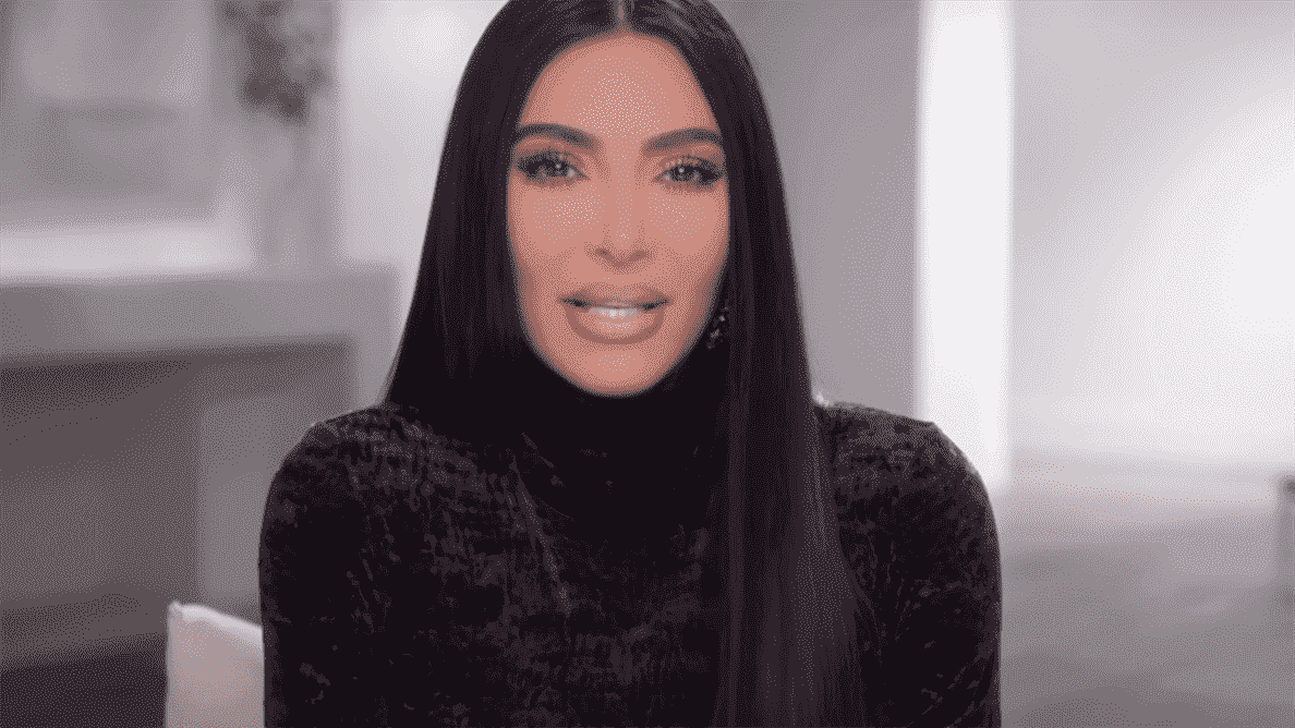 Kim Kardashian porte une autre robe défiant la gravité (et sérieusement, comment ça reste?) 
