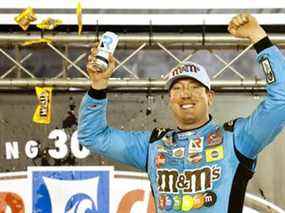 Kyle Busch, conducteur de la Toyota # 18 Mars Crunchy Cookie, célèbre dans la voie de la victoire après avoir remporté la NASCAR Cup Series Food City Dirt Race au Bristol Motor Speedway le 17 avril 2022 à Bristol, Tennessee.