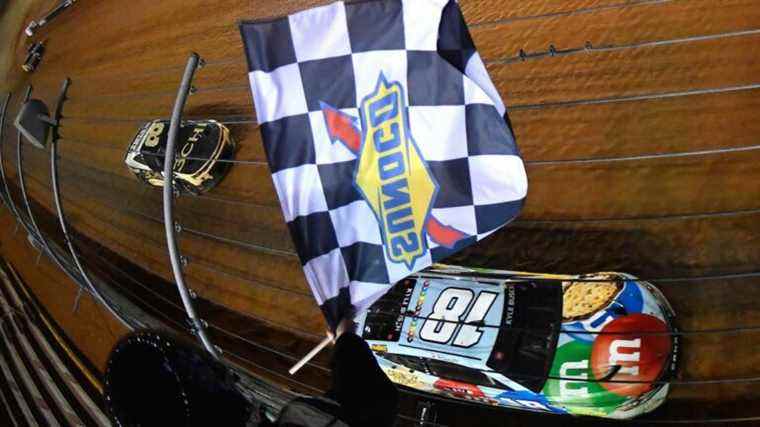 Kyle Busch remporte la Bristol Dirt Race après une collision dans le dernier virage