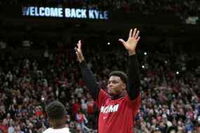 Le gardien des Miami Heat, Kyle Lowry, salue la foule avant d'affronter son ancienne équipe, les Raptors, à Toronto le dimanche 3 avril 2022.