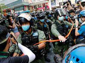 YAY!  DICTATEURS !  La police anti-émeute disperse des manifestants pro-démocratie lors d'une manifestation contre les élections reportées, à Hong Kong, Chine, le 6 septembre 2020.