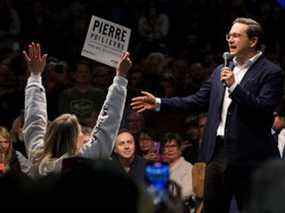 Le candidat à la direction du Parti conservateur, Pierre Poilievre, s'adresse à une foule de partisans au River Cree Resort and Casino, sur la nation Enoch Cree, juste à l'ouest d'Edmonton, le jeudi 14 avril 2022.