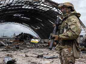 Un militaire ukrainien monte la garde à Hostomel, en Ukraine.