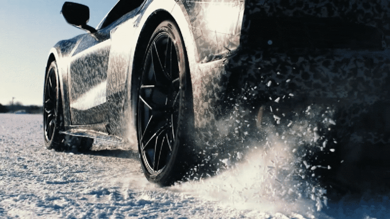 La Corvette hybride à traction intégrale fait un burnout à quatre roues motrices dans la vidéo teaser