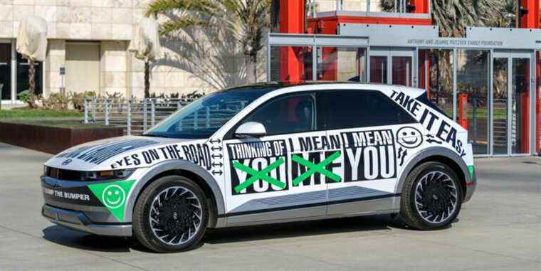 La Hyundai Ioniq 5 reçoit un slogan de l’artiste Barbara Kruger