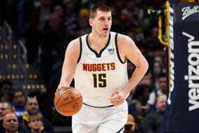 Nikola Jokic des Nuggets dribble sur le terrain contre les Grizzlies au Ball Arena de Denver, le 7 avril 2022.