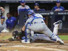 Le receveur des Blue Jays de Toronto Tyler Heineman élimine le troisième but des Yankees de New York Josh Donaldson lors de la première manche au Yankee Stadium le 12 avril 2022.