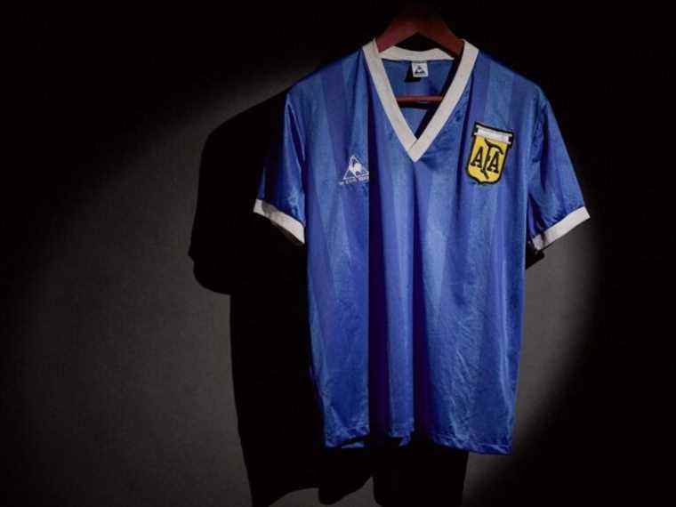 La chemise «Hand of God» de Maradona devrait rapporter 6,54 millions de dollars aux enchères