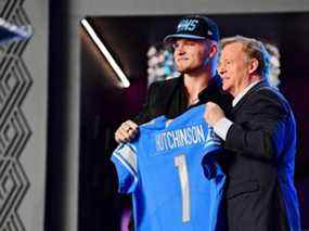 Le choix au repêchage des Lions de Detroit, Aidan Hutchinson, pose avec le commissaire de la NFL, Roger Goodell, lors du repêchage de jeudi soir.