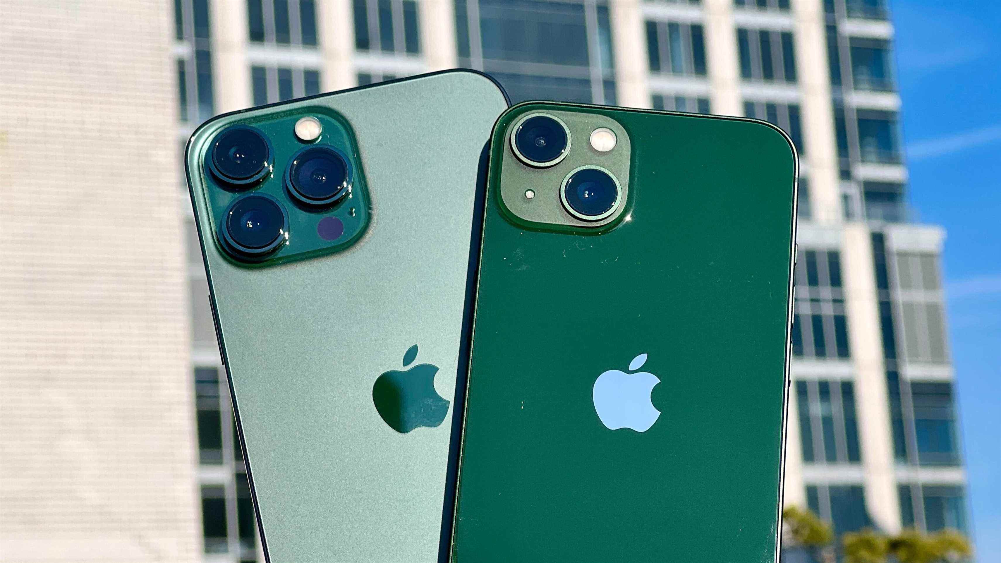 iPhone 13 vert et iPhone 13 Pro Max vert