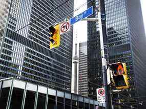 Le quartier financier de Bay Street et King Street à Toronto.