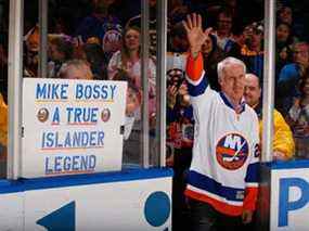 L'ancien New Yorkais Mike Bossy salue la foule avant le match lors de la soirée hommage à Mike Bossy au Nassau Veterans Memorial Coliseum le 29 janvier 2015 à Uniondale, NY