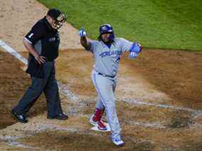 Vladimir Guerrero Jr. des Blue Jays de Toronto fait des gestes aux fans alors qu'il atteint le marbre lors d'un coup de circuit lors de la huitième manche du match de baseball de l'équipe contre les Yankees de New York le mercredi 13 avril 2022 à New York.