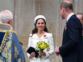 Le prince William, duc de Cambridge et Catherine, duchesse de Cambridge, partent après avoir assisté à un service de commémoration et d'action de grâce pour marquer l'Anzac Day à l'abbaye de Westminster à Londres le 25 avril 2022.