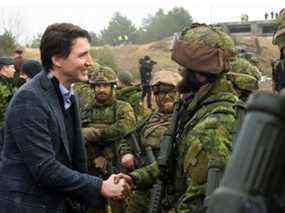 Le Premier ministre canadien Justin Trudeau rend visite aux membres des troupes canadiennes, à la suite de l'invasion russe de l'Ukraine, dans la base militaire d'Adazi, en Lettonie, le 8 mars 2022.