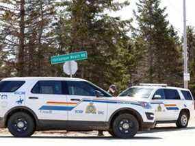 Des voitures de la GRC bloquent l'entrée de Portapique Beach Road après que les agents ont terminé leur recherche de Gabriel Wortman, le 19 avril 2020.