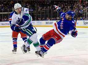 L'ailier gauche des Canucks de Vancouver Nils Hoglander (21 ans) et le centre des Rangers de New York Ryan Strome (16 ans) se sont affrontés au cours de la deuxième période au Madison Square Garden.