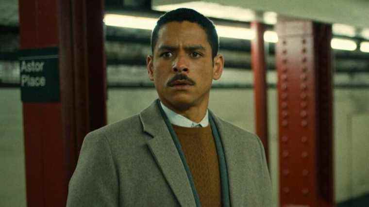 La star de la poupée russe de Netflix, Charlie Barnett, révèle une histoire étonnamment réfléchie derrière la moustache d'Alan dans la saison 2
