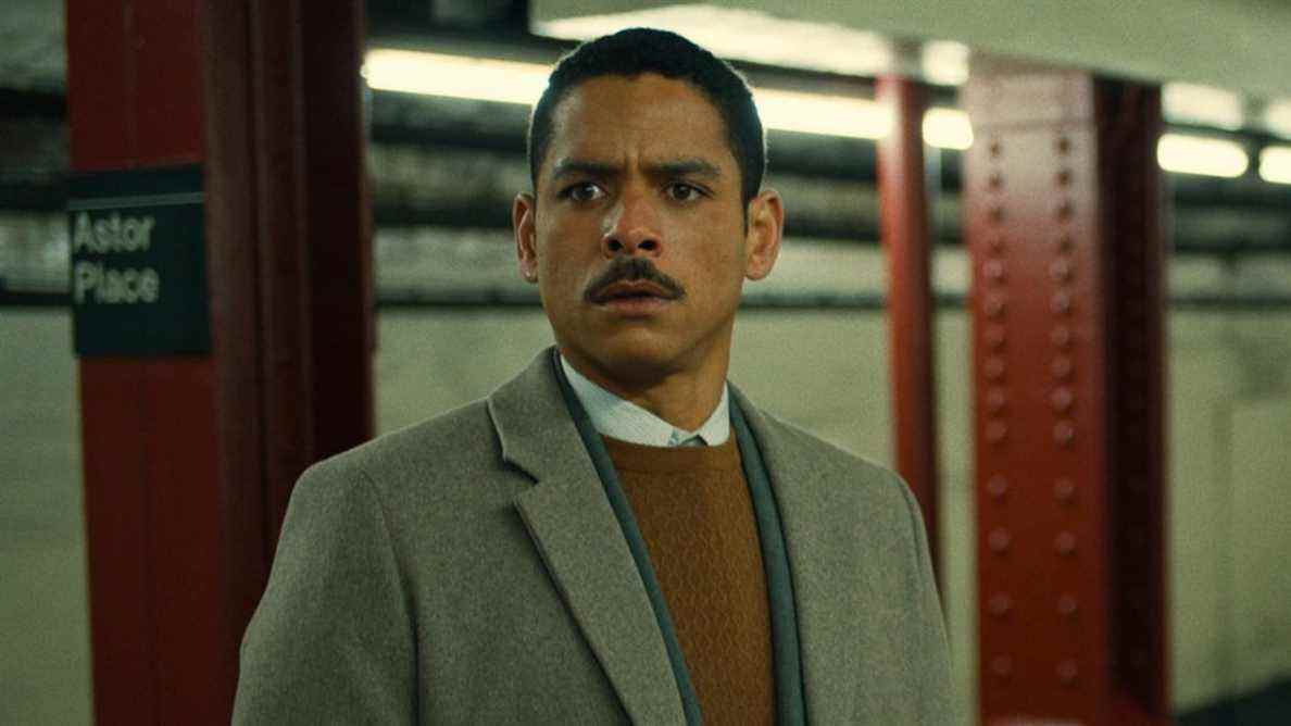 La star de la poupée russe de Netflix, Charlie Barnett, révèle une histoire étonnamment réfléchie derrière la moustache d'Alan dans la saison 2
