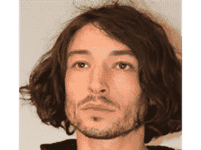 Ezra Miller a été arrêté par la police pour voies de fait au deuxième degré mardi à 1 h 30 après avoir été localisé lors d'un contrôle routier à proximité de Kea'au.