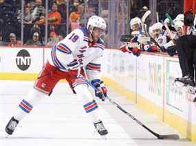 Andrew Copp (18 ans) des Rangers de New York patine avec la rondelle lors de la deuxième période contre les Flyers de Philadelphie au Wells Fargo Center le 13 avril 2022 à Philadelphie.