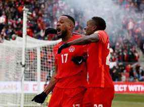 Le Canadien Cyle Larin (17 ans) célèbre un but avec Richie Laryea (22 ans) lors d'un match de qualification pour la Coupe du monde de la FIFA contre la Jamaïque au BMO Field de Toronto, en Ontario, le 27 mars 2022.